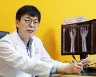 [정형외과 김희수 교수] 중년 여성이 '반드시' 주의해야 할 손가락 질환