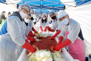 본원, 지역 한뜻 '따뜻한 겨울나기' 사회공헌 김장대축제 동참